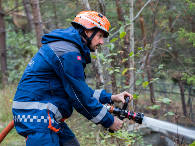 Kronprins Haakon fikk prøve seg som brannslukker. Foto: Vidar Ruud / NTB scanpix